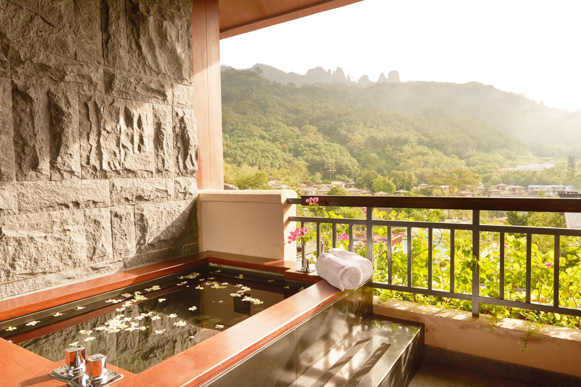 Doubletree Resort By Hilton Hotel Hainan - Qixianling Hot Spring Baoting Esterno foto